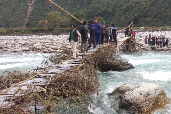 डोटीका नागरिकले सेती नदीमा काठेपुल निर्माण गरे 
